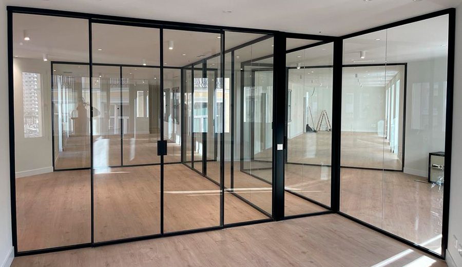 Mamparas y cerramientos de aluminio y vidrio en un espacio interior