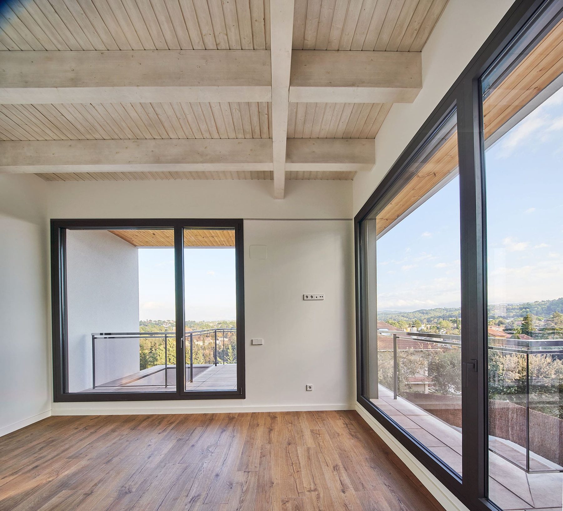 Salón con gran cerramiento corredero de aluminio y vistas a la terraza
